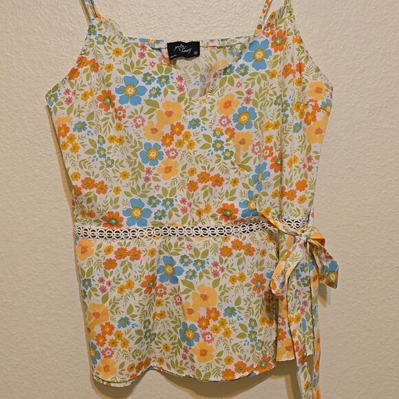 - Milk and honey floral peplum top size medium - Picture 2 of 8